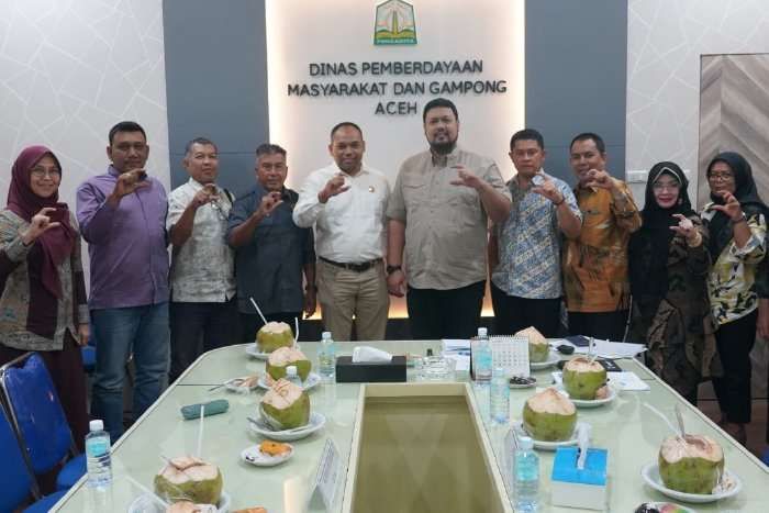 Kepala Dinas Pemberdayaan Masyarakat dan Gampong (DPMG) Aceh, T.Aznal Zahri dan Ketua Pejabat PPID Pelaksana, Misriani, SH menyambut tim visitasi KIA di Ruang Rapat Kadis,Kamis.(25/7/2024). Foto: Humas DPMG Aceh)