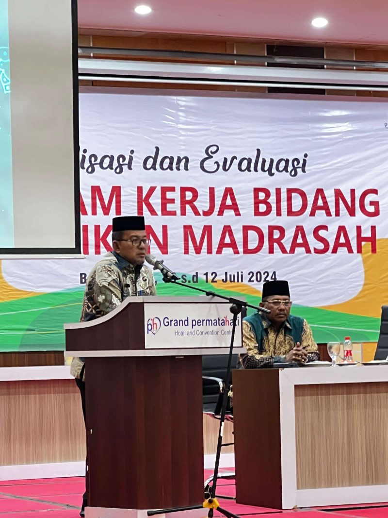 Kepala Kanwil Kementerian Agama Provinsi Aceh, Drs H Azhari MSi saat membuka kegiatan Realisasi dan Evaluasi Program Kerja Bidang Pendidikan Madrasah, di Hotel Grand Permata Hati Blang Oi, Kecamatan Meuraxa, pada Rabu malam (10/7/2024). Foto: Kirfan/Noa.co.id