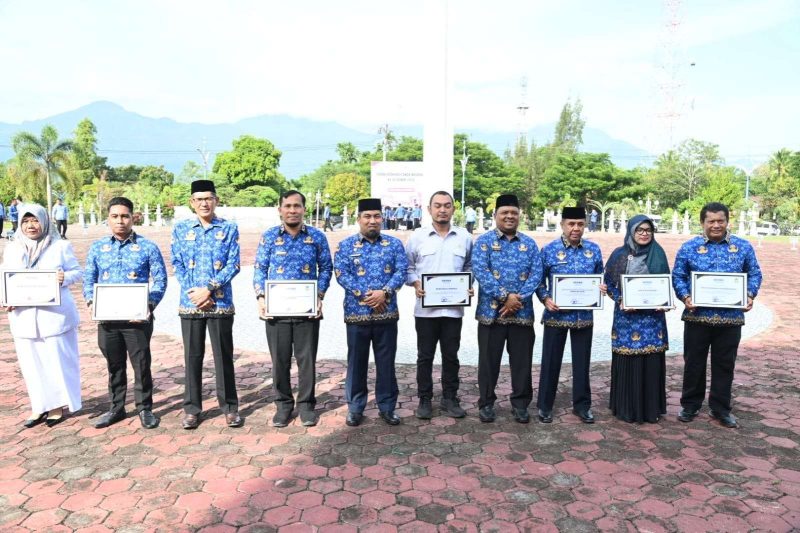 Pj Bupati Aceh Besar Muhammad Iswanto, S.STP MM, Sekda Aceh Besar, Drs. Sulaimi, M.Si foto bersama usai menyerahkan Piagam Penghargaan pada peringatan Hari Koperasi Indonesia ke 77 dan Hari Anak ke 40 di halaman Kantor Bupati Kota Jantho, Aceh Besar, Selasa (23/07/2024). Foto:MC/Aceh Besar.