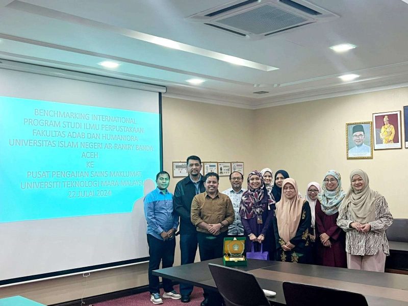 Foto bersama usai membahas sejumlah program kerja sama Program Studi Ilmu Perpustakaan Fakultas Adab dan Humaniora (FAH) UIN Ar-Raniry Banda Aceh dengan Fakulti Pengajian Pengkomputeran, Informatik, dan Matematik Universiti Teknologi MARA (UiTM) Malaysia, di kampus setempat. Foto: NOA.co.id