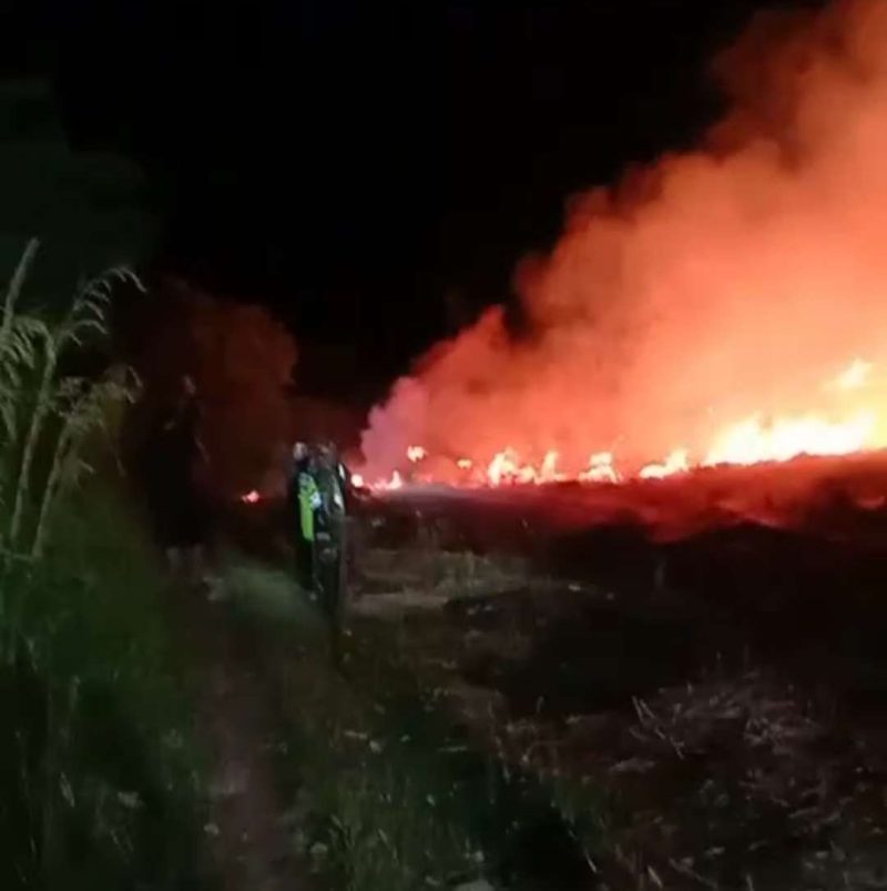 Petugas gabungan sedang memadamkan api yang membakar tiga hektar lahan di Desa Atu Gading, Kecamatan Pintu Rime Gayo, Kabupaten Bener Meriah, Aceh, pada Minggu (14/7/2024) malam. Foto: Hidayat/NOA.co.id