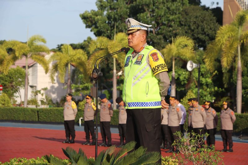 Dirlantas Polda Aceh Kombes Pol. M. Iqbal Alqudusy, S. H., S. I. K, saat memimpin apel pagi di Lapangan Mapolda Aceh, Senin (15/7/2024). Foto: Humas Polda Aceh/NOA.co.id