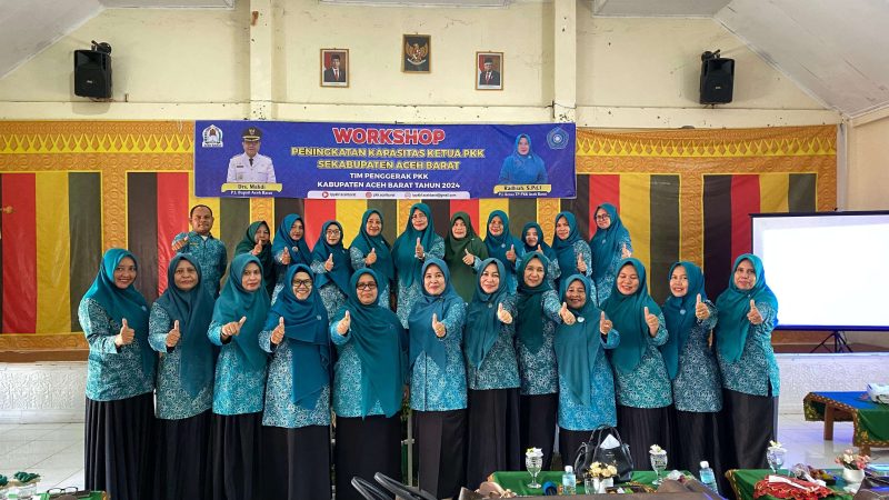 Ketua PKK Aceh Barat Radhiah melakukan foto bersama dengan pengurus TP PKK Kabupaten Aceh Barat Usai Kegitan Workshop (Foto: noa.co.id/FA)