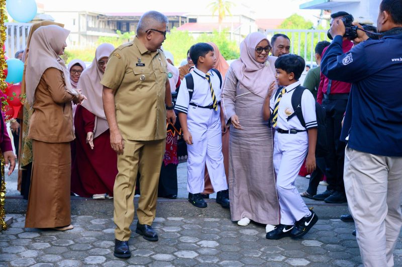 Pj Gubernur Aceh Bustami Hamzah bersama Bunda PAUD Aceh Mellani Subarni Mengantar Anak ke SD Cairo Al Azhar, Senin 15 Juli 2024. Foto: Humas Pemerintah Aceh/NOA.co.id