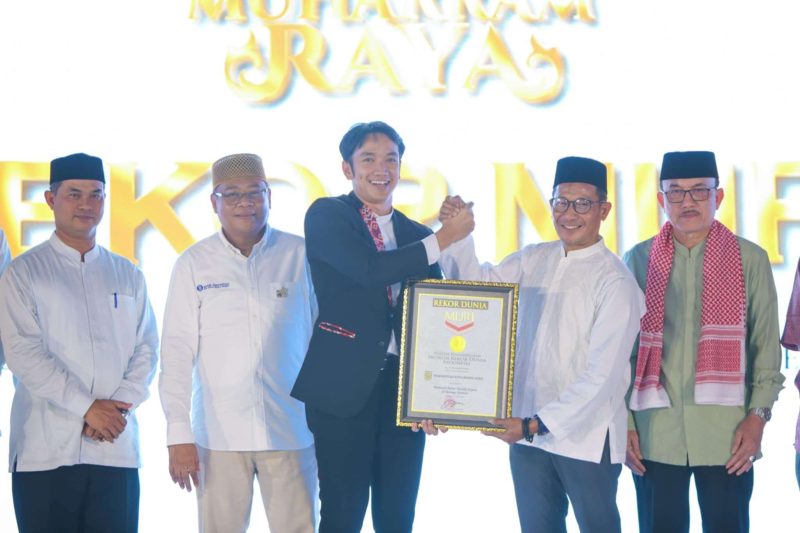 Pemerintah Kota Banda Aceh menerima dua penghargaan dalam Festival Sambot Muharram Raya (SMR) yang berlangsung di Masjid Raya Baiturrahman, Sabtu malam (13/7/2024). Foto: Hidayat S/Noa.co.id