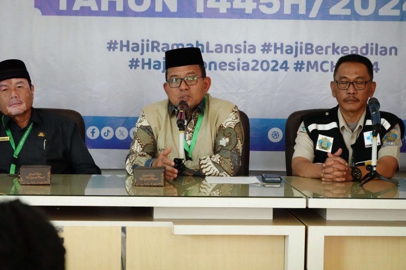 Ketua Petugas Penyelenggara Ibadah Haji (PPIH) Embarkasi/Debarkasi Haji Aceh (BTJ) 2024 Drs H Azhari MSi menyampaikan apresiasi dan terima kasih pada rekan media,pada Rabu (10/7). Foto: Kirfan/Noa.co.id