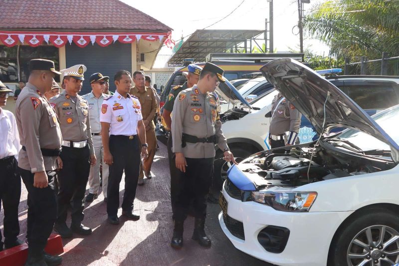 Kapolres Aceh Barat, AKBP Andi Kirana, melakukan cek kendaraan operasional untuk operasi Selawah 2024 di Polres Aceh Barat, Senin (15/7/2024). Foto: NOA.co.id