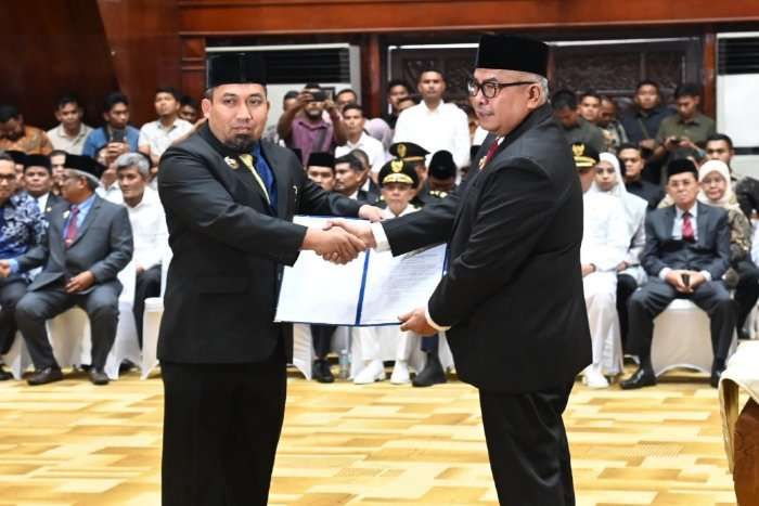 Pj Gubernur Aceh, Bustami Hamzah, S.E., M.Si., menyerahkan SK perpanjangan masa jabatan kepada Pj Bupati Aceh Besar, Muhammad Iswanto SSTP MM di Anjong Mon Mata, Banda Aceh,Minggu (14/7/2024). Foto : MC/Aceh Besar/NOA.co.id