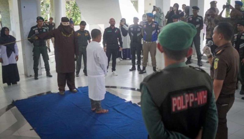 Pelaksanaan Hukuman Cambuk di Taman Bustanussalatin, Kota Banda Aceh, Senin (01/7/2024). (Foto: noa.co.id/FA)