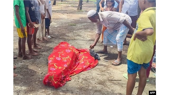 FILE - Kerabat berduka di dekat jenazah pengungsi Rohingya yang meninggal dunia dan tenggelam di sungai Naf, di Teknaf, 6 Agustus 2024. (AFP Via VOA Indonesia).