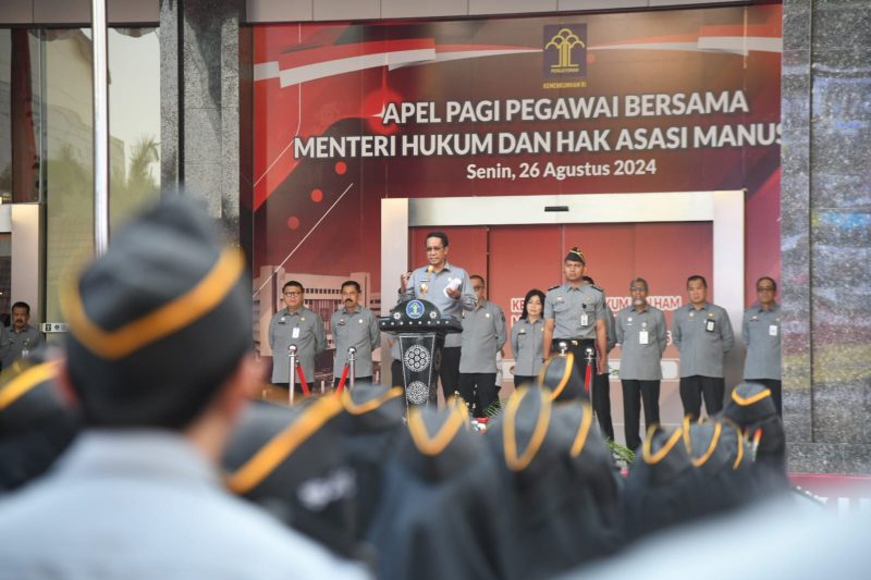 Menteri Hukum dan Hak Asasi Manusia (Menkumham), Supratman Andi Agtas saat Apel Pagi di Halaaman Kantor Kemenkumham, Jakarta, Senin (26/8/2024). (Foto : Humas Kemenkumham).