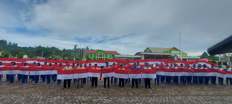 Pembagian bendera merah putih dipusatkan di lapangan Pendopo Bupati Simeulu, Kamis, (8/8/2024). (Foto : Prokopim Simeulue).