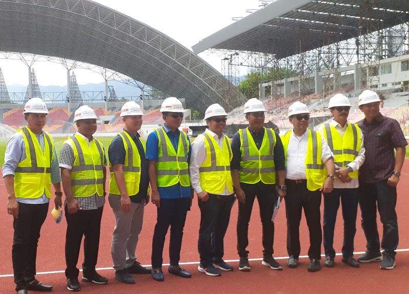 Dewan Perwakilan Rakyat Aceh (DPRA) Dari Komisi IV bersama Komisi V Foto Bersama usai peninjauan pembangunan Venue PON XXI/2024 di Stadion Lhong Raya, Banda Aceh (15/8/2024). (Foto : Farid Ismullah/NOA.co.id).