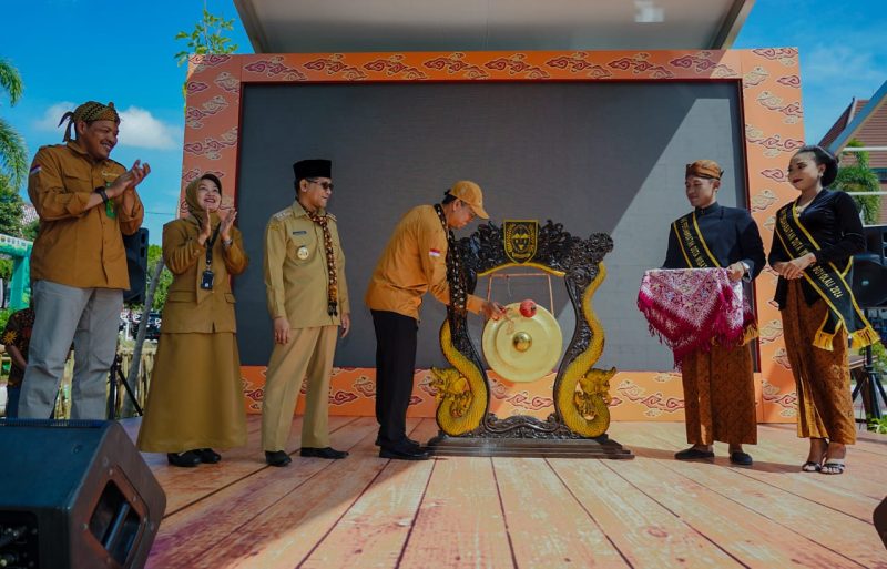 Direktur Jenderal Konservasi Sumber Daya Alam dan Ekosistem (KSDAE), Satyawan Pudyatmoko (Tengah) saat membuka Pameran Konservasi di Boyolali, Selasa (27/8/2024).(Foto : Humas KLHK).