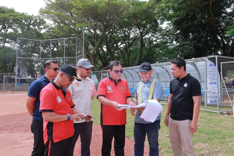 Penjabat Bupati Aceh Barat, Drs. Mahdi Effendi, saat meninjau progres pembangunan venue Pekan Olahraga Nasional (PON) di Gedung Olahraga dan Seni (GOS) serta Lapangan Teuku Umar, Meulaboh. Foto: Diskominsa Aceh Barat 