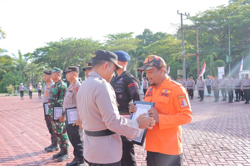 Kapolres Nagan Raya, AKBP Rudi Saeful Hadi, S.I.K, memberikan penghargaan kepada para personel yang menangani Karhutla. Foto: Aprizali Munandar/NOA.co.id