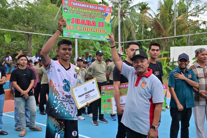 Asisten II Sekdakab Aceh Besar M Ali SSos MSi menyerahkan piala dan penghargaan kepada juara II Turnamen Bola Voli Dandim Cup, bertempat di Lapangan Bola Voli Gp. Lubok Sukun, Kecamatan Ingin Jaya, Aceh Besar, Minggu (04/08/2024). Foto: Mc Aceh Besar