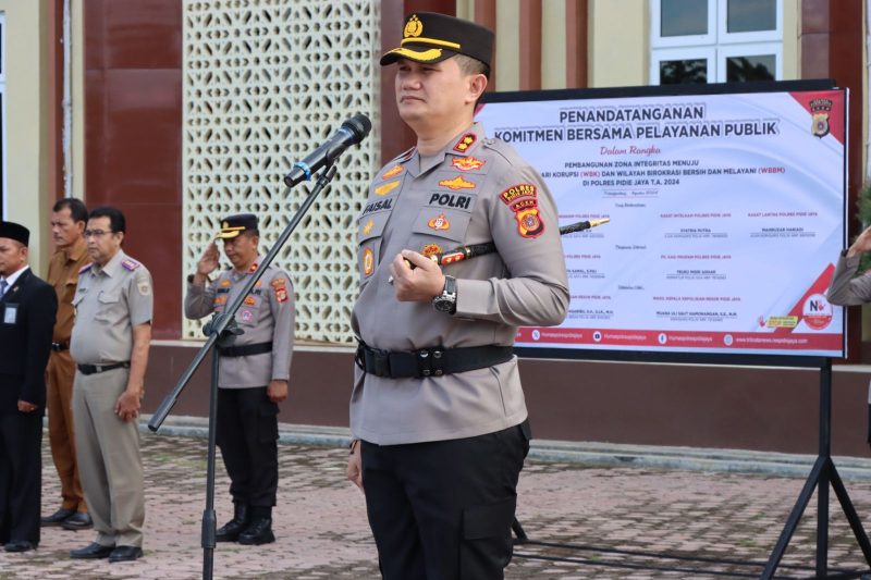 Kapolres Pidie Jaya, AKBP Ahmad Faisal Pasaribu, S.H., S.I.K., M.H. saat memimpin apel di Mapolres Pidie Jaya. Foto: Humas Polres Pidie Jaya 