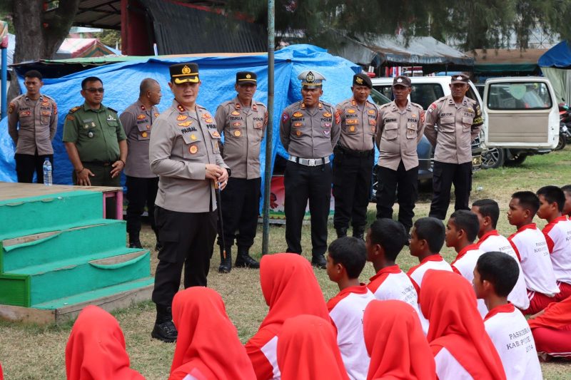 Kapolres Pidie Jaya, AKBP Ahmad Faisal Pasaribu, S.H., S.I.K., M.H., salah melakukan kunjungan ke latihan Paskibra di lapangan Bola, Kota Meureudu Kabupaten Pidie Jaya, Rabu (7/8/2024). Foto: Humas Polres Pidie Jaya 