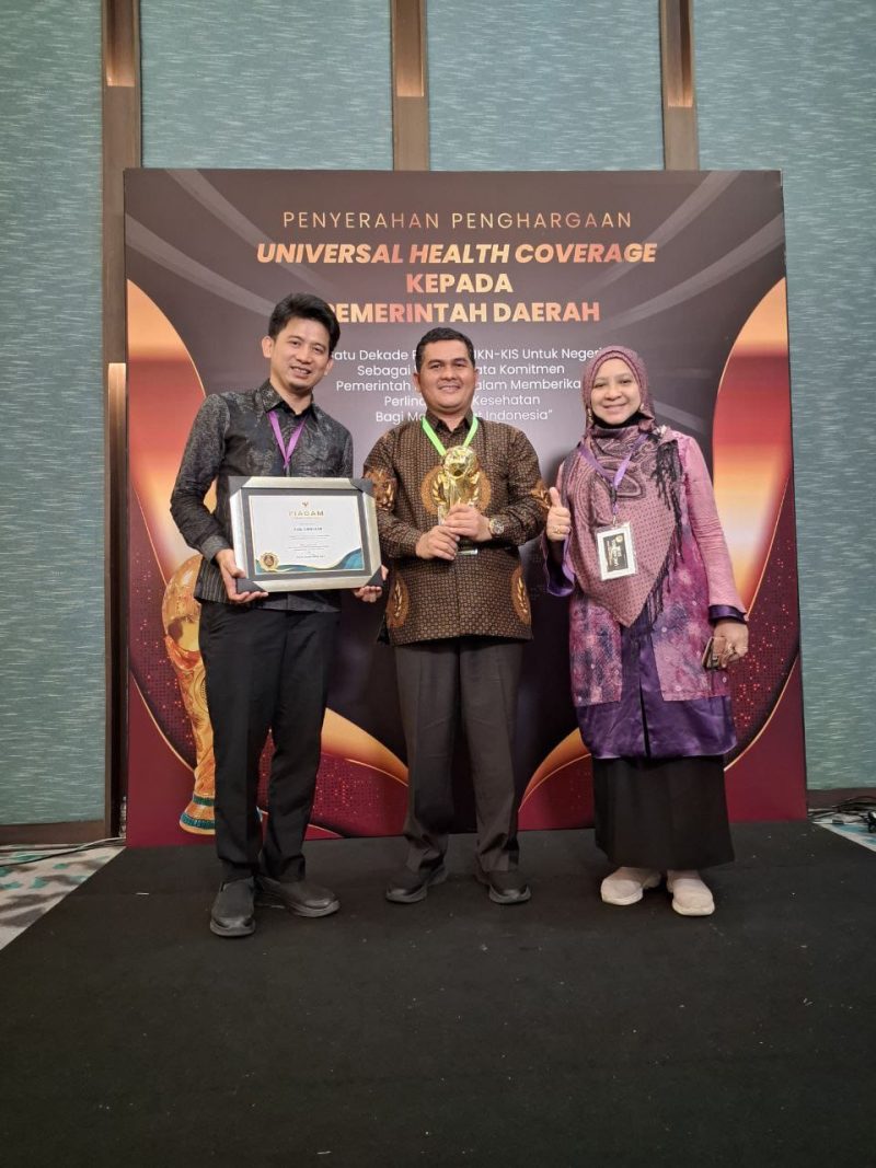 Ales Suandi, S.H mewakili pimpinan daerah Menerima Penghargaan UHC Awards di The Krakatau Grand Ballroom TMII, Jakarta, Kamis (8/8/2024). (Foto : Prokopim Simeulue).