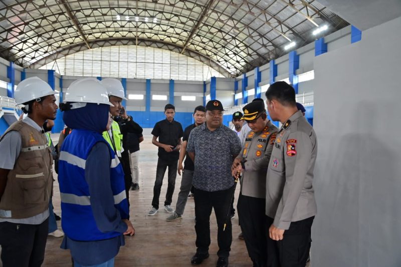 Sekda Aceh Besar Drs Sulaimi MSi mendampingi Brigjen. Pol. Auliansyah Lubis, S.IK., M.H meninjau venue PON XXI Aceh - Sumut di JSC, Kota Jantho, Jum'at (09/08/2024). Foto: MC Aceh Besar