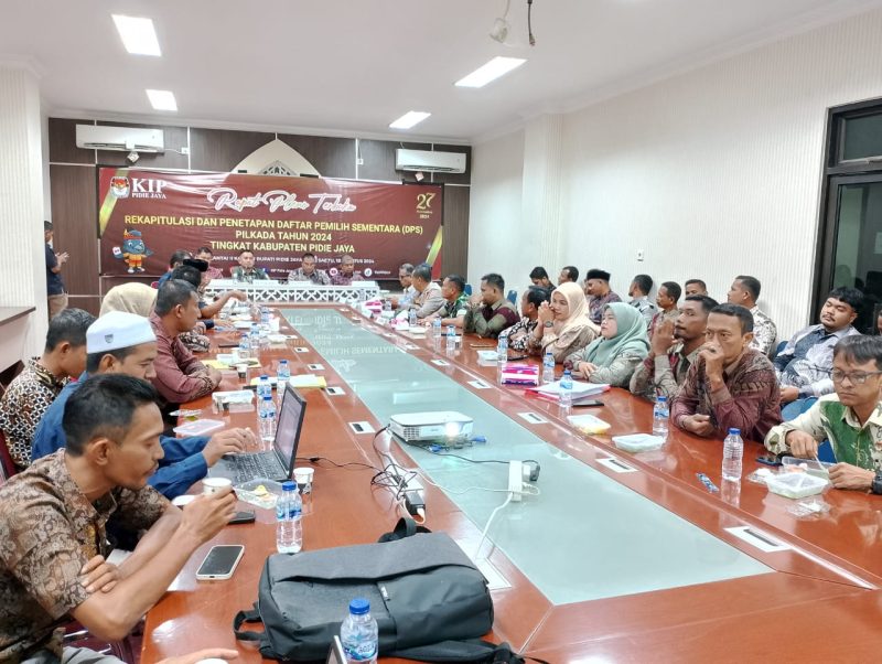 Rapat Pleno Terbuka Rekapitulasi dan Penetapan Daftar Pemilih Sementara (DPS) Pilkada Tahun 2024 Tingkat Kabupaten Pidie Jaya. Foto: Muhammad Rissan/NOA.co.id