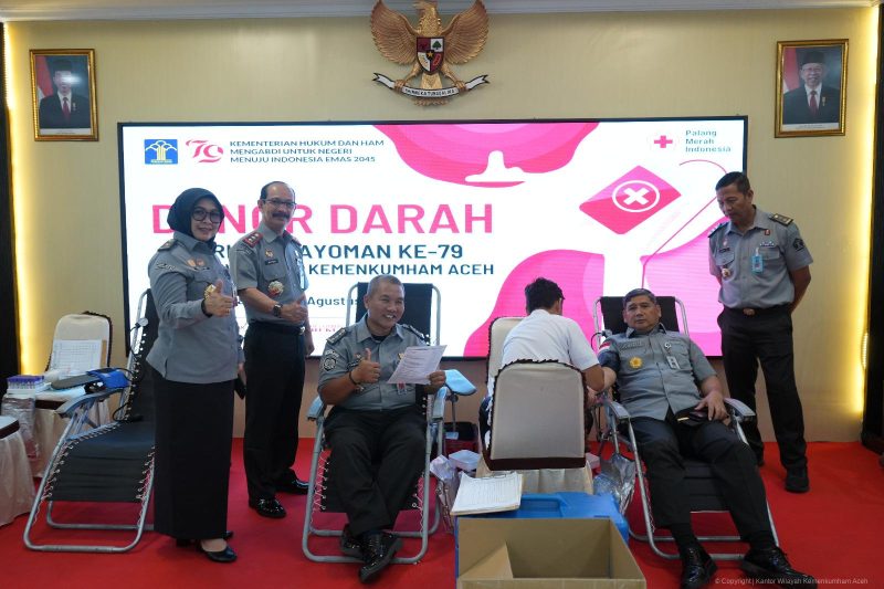 Kepala Kantor Wilayah Kemenkumham Aceh, Meurah Budiman (Kedua Kiri) hadir langsung saat kegiatan Donor Darah di Aula Bangsal Kemenkumham Aceh, Banda Aceh, Senin (12/8/2024). (Foto : Humas Kanwil kemenkumham Aceh).