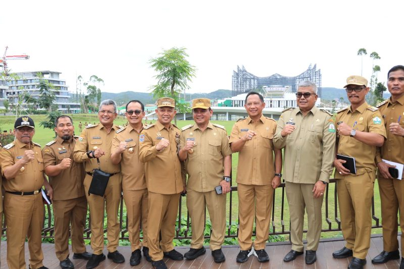 Pj Bupati Aceh Besar Muhammad Iswanto SSTP MM, foto bersama Mendagri serta Pj Gubernur Aceh Bustami SE MSi dan Pj Bupati/Walikota Se-Aceh didepan Istana Garuda di Ibu Kota Nusantara, Kabupaten Penajam Paser Utara, Provinsi Kalimantan Timur, Selasa (13/8/2024). Foto: Humas Pemerintah Aceh