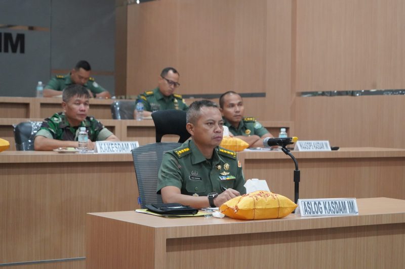 Asisten Logistik Kasdam Iskandar Muda (Aslog Kasdam IM), Kolonel Czi Agus Iskarman, S.E., M.M., saat menhadiri Rapat Koordinasi (Rakor) untuk membahas rencana pembentukan satuan baru TNI AD tahun 2025. Foto: Kodam IM