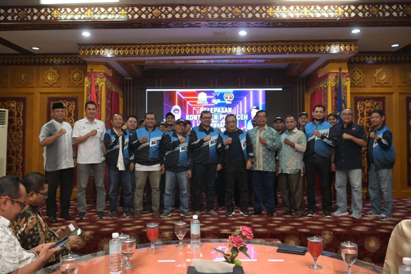 Penjabat Sekretaris Daerah Aceh Azwardi, melepas keberangkatan Kontingen  Persatuan Wartawan Indonesia (PWI) Aceh yang akan mengikuti Pekan Olahraga Wartawan Nasional (PORWANAS) XIV di Banjar Baru Kalimantan Selatan, di restauran Meuligoe Gubernur Aceh, Rabu (14/8/2024) malam. Foto: Humas Prokopim Setda Aceh