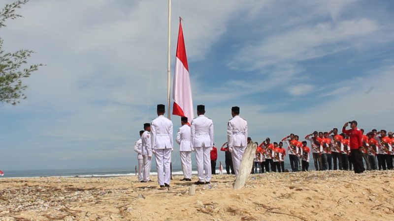 Pengibaran bendera merah putih raksasa di Pulau Gosong Kecamatan Susoh. (Foto. Teukunizar/NOA.co.id)