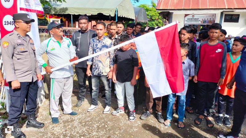 Camat Muara Tiga, Bakhtiar, SKM, M.Kes didamping anggota Polsek dan Koramil saat melepaskan ratusan peserta jalan santai di depan Kantor Camat setempat, Kamis, (25/8/2024) (Foto Amir Sagita.NOA.co.id).