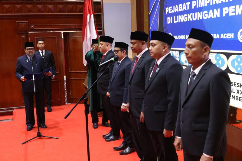 Pj. Sekda Aceh, Azwardi, AP, M.Si, atas nama Gubernur Aceh, melakukan Pengambilan Sumpah Jabatan dan Pelantikan, Pimpinan Tinggi Pratama pada Lingkungan Pemerintah Aceh, di Anjong Mon Mata, Banda Aceh, Kamis, (15/8/2024). Foto: Humas Aceh 