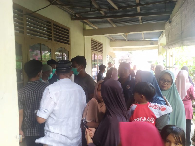 Suasana di rumah duka almarhum Camat Pulau Banyak, Kabupaten Aceh Singkil, Mukhlis di Pulau Balai, Jumat (16/8/2024). Mukhlis dinyatakan hilang sejak 9 Agustus 2024 hingga akhirnya ditemukan dalam kondisi meninggal hari ini, Jumat, 16 Agustus 2024. (Foto : Dok.Warga).