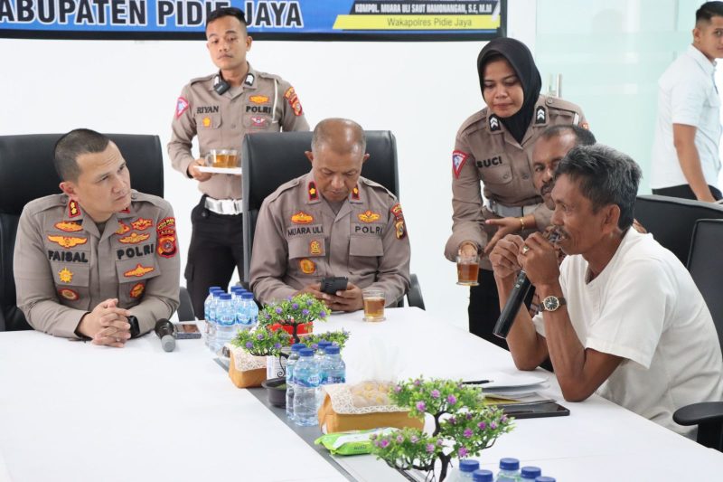 Kapolres Pidie Jaya, AKBP Ahmad Faisal Pasaribu, S.H., S.I.K., M.H., memimpin acara Jumat Curhat bersama komunitas ojek RBT di Satpas Polres Pidie Jaya pada Jumat, 16 Agustus 2024. Foto: Muhammad Rissan/NOA.co.id