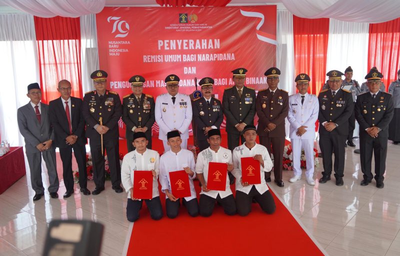 Panglima Komando Daerah Militer Iskandar Muda (Pangdam IM) Mayor Jenderal TNI Niko Fahrizal, M.Tr(Han)., menghadiri acara Penyerahan Remisi Umum kepada Narapidana dengan Pengurangan Masa Pidana Umum Bagi Anak Binaan di Lapas Kelas II A, Aceh besar, Sabtu (17/8/2024). ( Foto : Farid Ismullah/NOA.co.id)