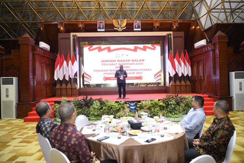 Penjabat Gubernur Aceh Bustami Hamzah, menjamu makan malam Pasukan Pengibar Bendera Pusaka (PASKIBRAKA) dalam rangka peringatan HUT RI ke-79 di Anjong Mon Mata, Sabtu,  (17/8/2024). Foto: Humas Prokopim Setda Aceh