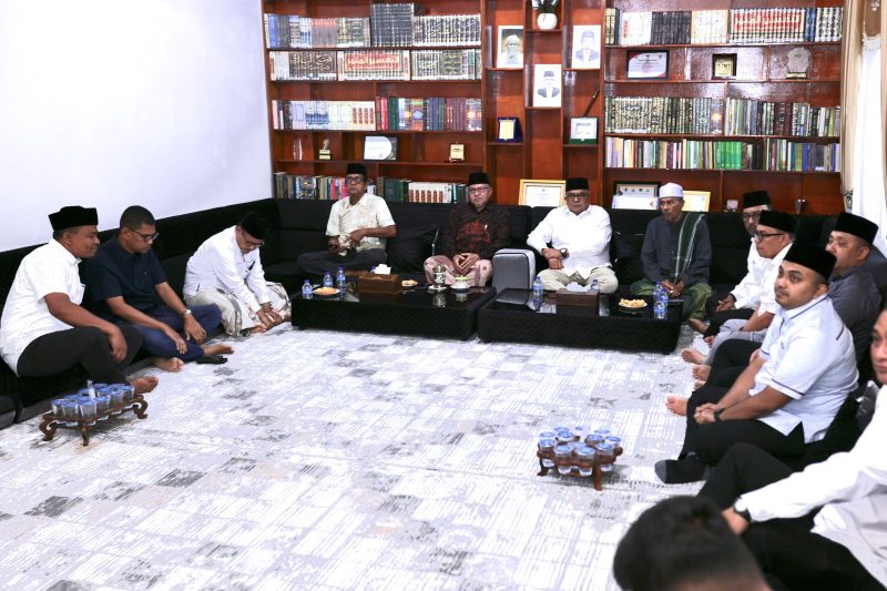 Penjabat Gubernur Aceh Bustami Hamzah, bersilaturrahmi ke kediaman Ulama Karismatik Aceh pengasuh Dayah Ma’hadal Ulum Diniyah Islamiyah Tgk H Hasanoel Bashry, Minggu (18/8/2024). Foto: Humas Prokopim Setda Aceh