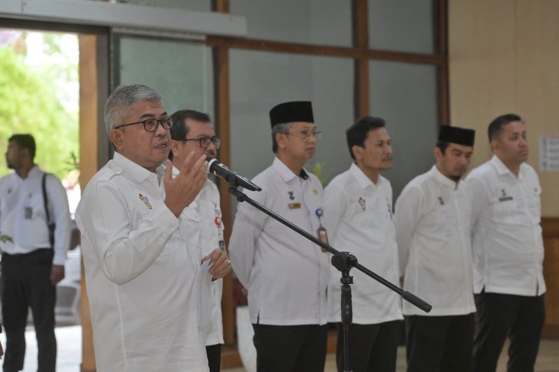 Penjabat Gubernur Aceh, Bustami memimpin apel pagi  yang diikuti seluruh Pejabat Eselon II, III dan IV di Lobi tengah  Kantor Gubernur, Senin, (19/8/2024). Foto: Humas Prokopim Setda Aceh.