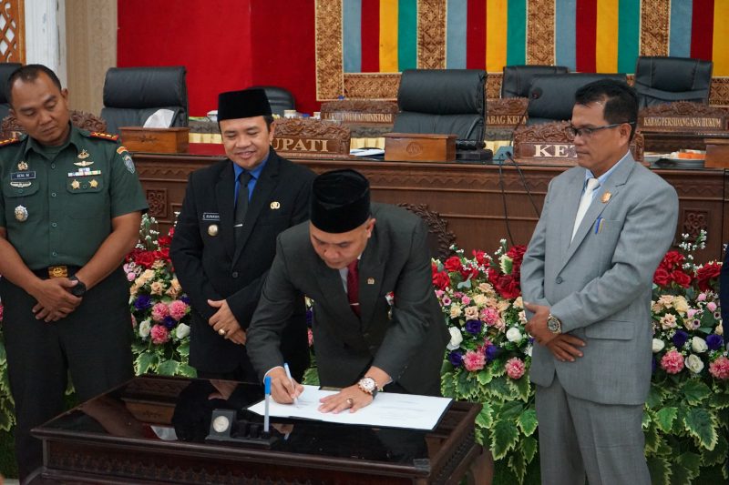 Penanda tanganan kesepakatan KUA-PPAS Tahun 2025 Aceh Barat Daya. (Foto. Teukunizar/NOA.co.id)