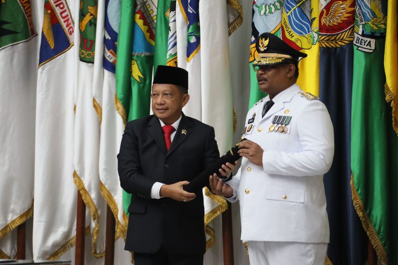 Mendagri RI, Tito Karnavian (Pertama Kiri) melantik Safrizal (Pertama Kanan) sebagai Penjabat Gubernur Aceh di Jakarta Pusat. Foto: Tangkapan layar(youtuber Kemendagri RI), Jakarta, Kamis (22/4/2024). (Foto : Puspen Kemendagri)