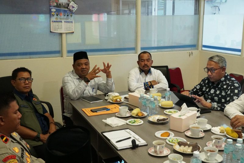 Pj Bupati Aceh Besar Muhammad Iswanto SSTP MM yang diwakili Sekdakab Drs Sulaimi MSi menghadri Rapat Evaluasi Penanganan Siaga Darurat Bencana Kekeringan di Aula BPBD Aceh Besar, Jumat (23/8/2024). Foto: MC Aceh Besar