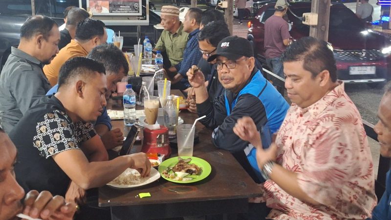 Tokoh Aceh di Kalsel: Teuku Dasyah Kusuma Putra (kiri); Ketua IKA-Kalsel, Mursal (kanan), dan Ketua PWI Aceh, Nasir Nurdin (tengah) memberikan sambutan pada malam silaturahmi dengan Kontingen Porwanas XIV PWI Aceh di Cangkir Kopi, Banjarmasin, Sabtu malam, 24 Agustus 2024. Foto: Abdul Hadi/PWI Aceh