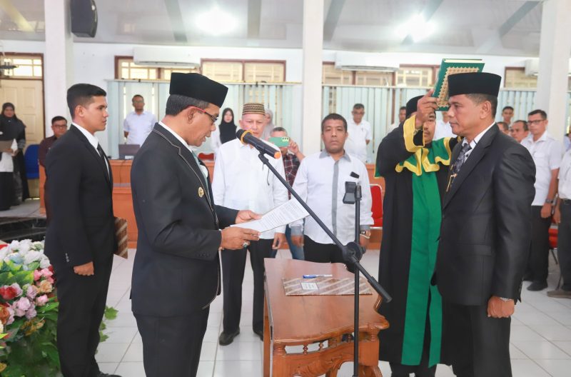 Pj Bupati Pidie Drs Samsul Azhari, saat melantik Pj Sekda setempat Jufrizal, di Oproom kantor Bupati Pidie, Rabu, (28/8/2024). Foto: Amir Sagita/NOA.co.id