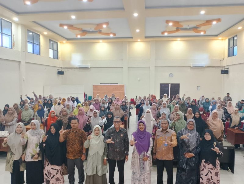 Asisten 1 Pemerintah Pidie Jaya Sa'id Abdullah ( Tengah) saat foto bersama para peserta pengembang pendidikan Literasi dan Numerasi, Aula Kantor Bappeda Pidie jaya, Meureudu, 29/8/2024. Foto: Muhammad Rissan/NOA.co.id