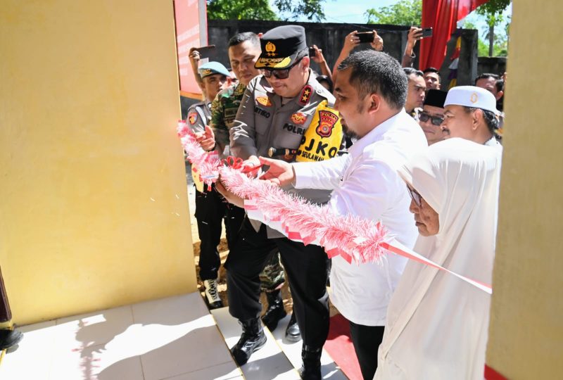 Pj Bupati Aceh Besar Muhammad Iswanto, S.STP MM bersama Kapolda Aceh, Irjen Achmad Kartiko memotong pita tanda penerimaan Peresmian bangunan dan penyerahan kunci rumah bantuan Dhuafa dan fasilitas MCK Polda Aceh bagi masyarakat di Ladong, Kecamatan Mesjid Raya, Aceh Besar, Jumat, (30/08/2024). Foto: MC Aceh Besar