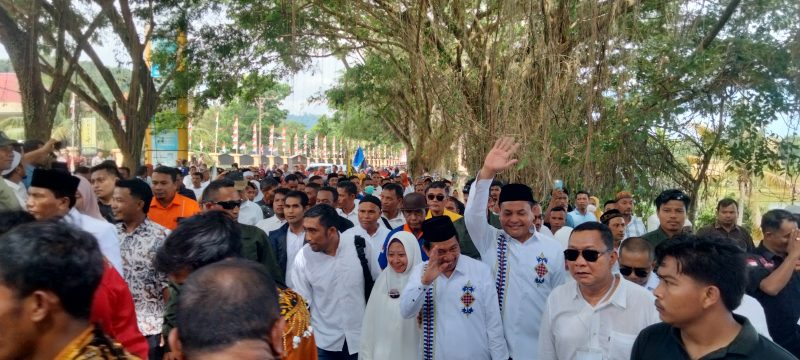 Paslon Salman Alfarisi-Yusran bersama seribuan pendukung datang ke KIP Aceh Barat Daya. (Foto. Teukunizar/NOA.co.id).