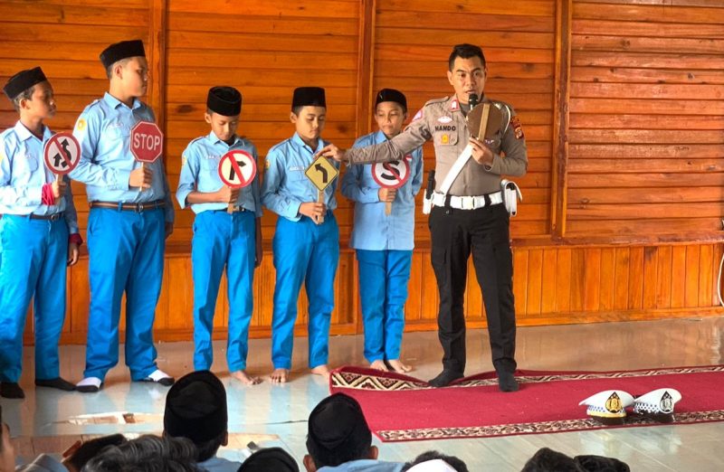 Kanit Kamsel Satlantas Polres Abdya Bripka Vernanda Satria memberikan pemahaman terkait lalulintas. (Foto. Teukunizar/NOA.co.id)