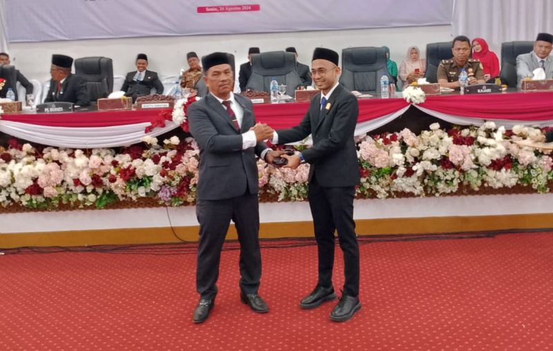 Pimpinan sementara DPRK Pidie Jaya A Kadir Jailani (Kanan) dan Kevin Fahlevi Hasan Wakil ketua Sementara DPRK Pidie Jaya, meureudu (26/8/2024). Foto: dok, Muhammad Rissan/Noa.co.id.