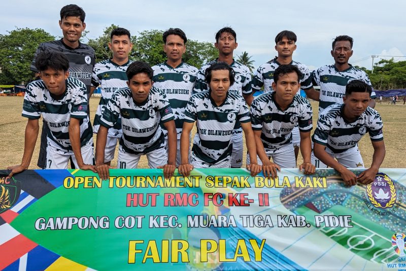 Pemain Pordex FC Gampong Tgk Dilaweung, Kecamatan Muara Tiga, Kabupaten Pidie, foto bersama pada laga Open Turnamen HUT RMC ke II di lapangan Gampong Cot Kecamatan Muara Tiga Kabupaten Pidie, Jumat, (2/8/2024). Foto: Amir Sagita/NOA.co.id